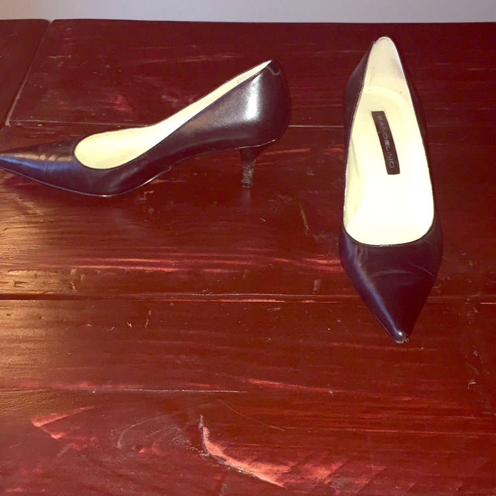 Bandolino size 5.5 black leather pointy toe heels